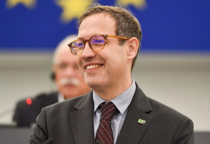 ο Πρόεδρος της Ένωσης Ευρωπαίων Φεντεραλιστών (UEF) και πρώην Ισπανός Ευρωβουλευτης των Σοσιαλδημοκρατών (SnD) Ντομενέκ Ντεβέσα βρέθηκε στην Αθήνα και μίλησε στο insider.